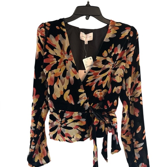 Adelyn Rae Anisse Velvet Wrap Top Black Floral Size XS NWT - Picture 2 of 8